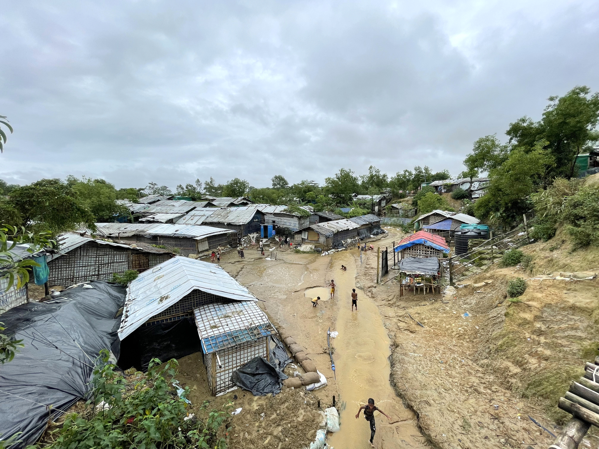 <p><sub><span id="docs-internal-guid-7bbeb8b1-7fff-0b08-a10f-9a7ebd0f3348">Rohingya-Flüchtlingskinder spielen nach dem Regen im Nayapara-Flüchtlingslager in Teknaf im Osten Bangladeschs. Heftige Monsunregen und starker Wind verursachten im Juli 2021 Sturzfluten und Erdrutsche in Rohingya-Flüchtlingslagern in Cox&#39;s Bazar.</span></sub></p>