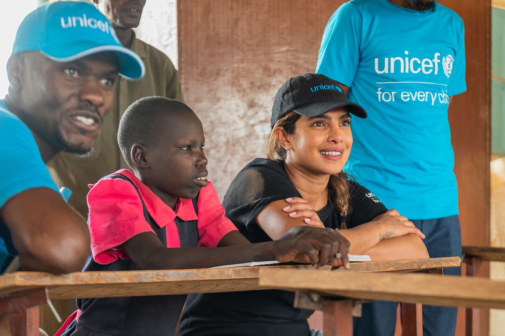 <p><sub>UNICEF-Botschafterin Priyanka Chopra Jonas besuchte vom 17. bis 19. Oktober den Bezirk Turkana, um Menschen zu treffen, die von der anhaltenden Dürre betroffen sind, und um sich über die Bemühungen von UNICEF und deren Ergebnisse zu informieren.</sub></p>